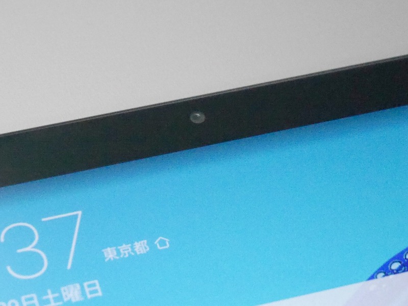 画面上部のインカメラ。こちらもベゼル内に埋め込まれており目立たない