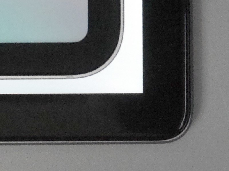 ベゼル幅は11インチiPad Pro(左上)と比べるとやや厚みがある