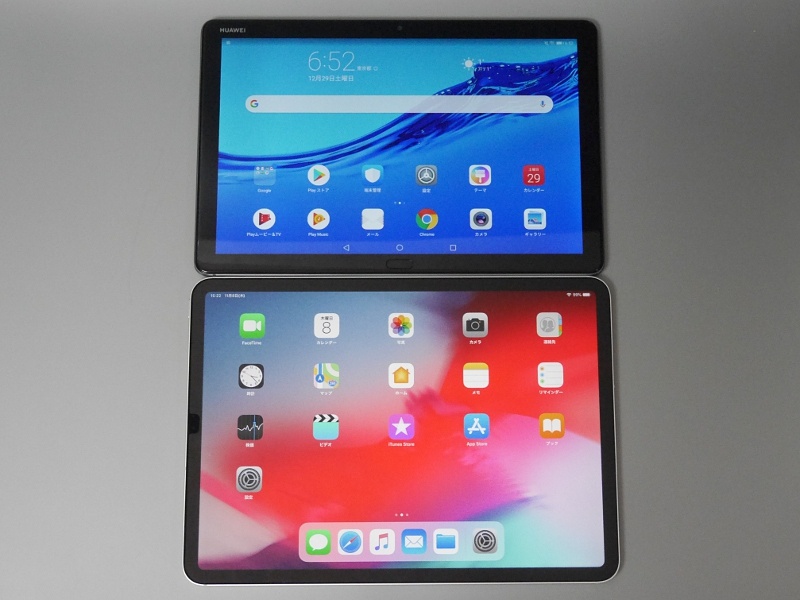 11インチiPad Pro(下)との比較。上下左右のベゼル幅が等しいという意味ではよく似た両製品だが、アスペクト比が異なるためルックスは大きく異なる。ちなみに第6世代iPadはこの11インチiPad Proの高さおよび幅とほぼ同じだ