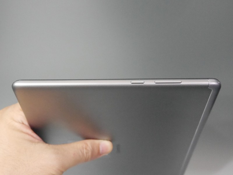 右側面の音量ボタンおよび電源ボタン。この写真だけではピンと来ないが、かなり中央寄りに配置されている