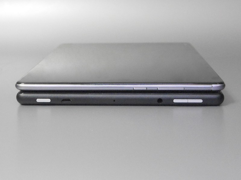 Fire HD 10(下)は、電源ボタンと音量調整ボタンがそれぞれ端に配置され中央は空いているが、本製品はボタン自体が中央寄りのため、本体を持ったときに電源ボタンをうっかり押しやすい