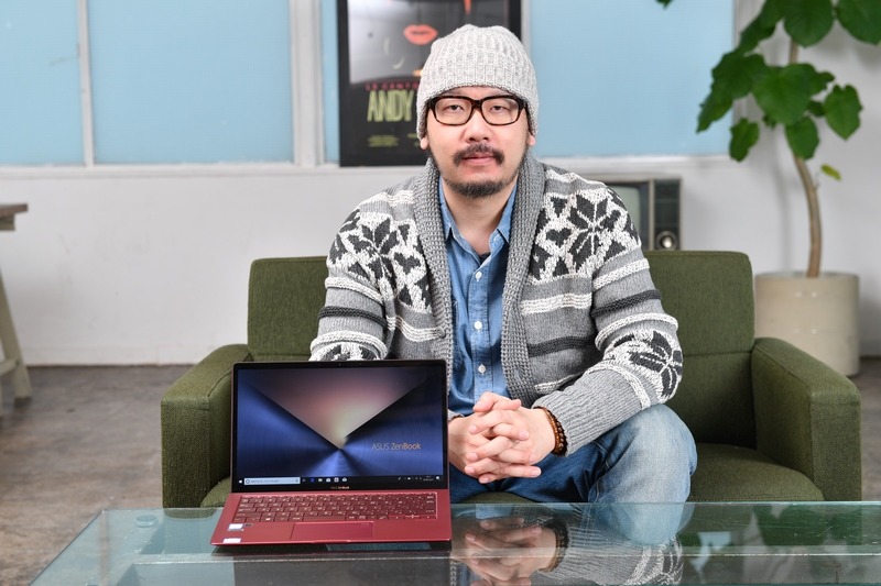 ZenBook S UX391UAとマンガ家の北上諭志氏(略歴: 漫画家・イラストレーター。奈良県出身。サブカル系実録マンガなど多数執筆。ゲームキャラクターデザインなども手がける。電子書籍「狂犬狩り～デビルズ・ダンディ・ドッグス～」発売中)