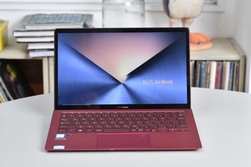 液晶は13.3型フルHD