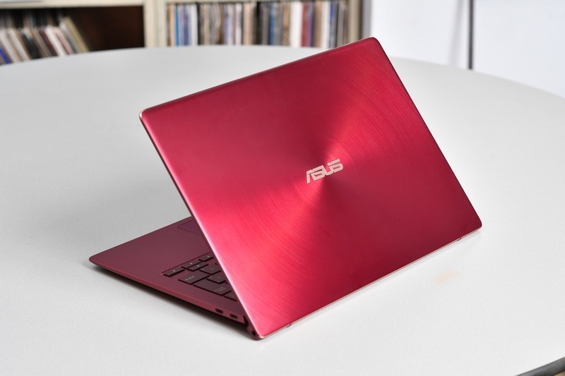 ヘアライン加工された高級感溢れる天板。ZenBook S UX391UA(UX391UA-825RS)は光沢のあるワインレッド的な色だ