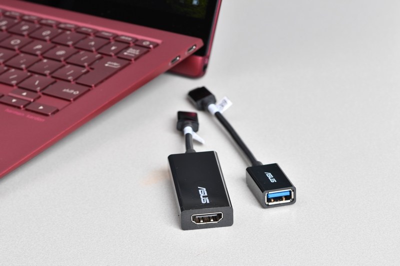 USB Type-C→Type-AおよびHDMIへの変換アダプタが同梱