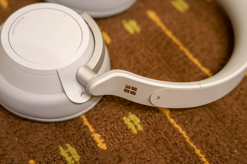 WindowsのロゴがMicrosoftブランドの製品であることを物語っているSurface Headphones