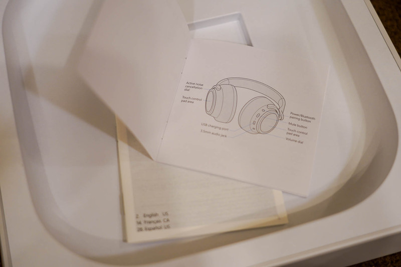 最近のトレンドである簡単なマニュアルのみが入っており、続きはWebでというかたち