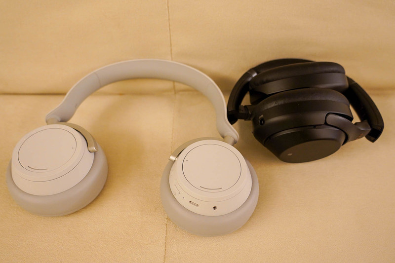 左はSurface Headphones、右はソニーのWH-1000XM3、WH-1000XM3のほうがコンパクトにたたむことができる