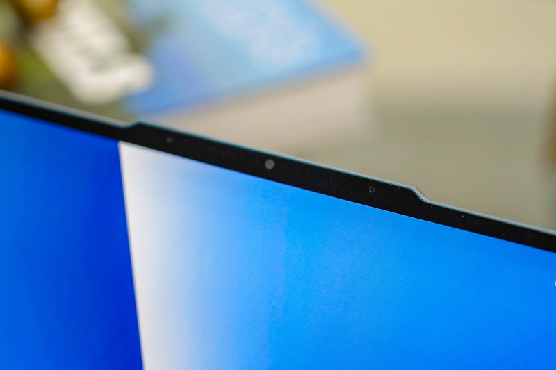 飛び出すカメラを採用している