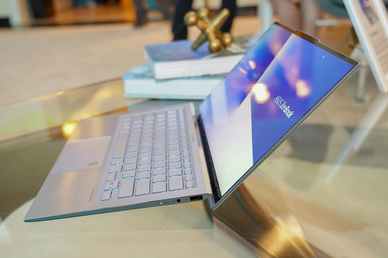 エルゴヒンジでキーボードがチルトする