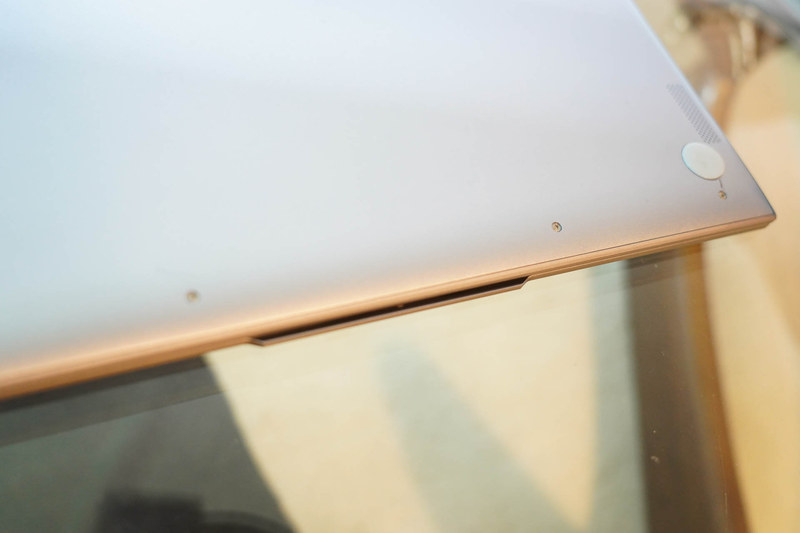 閉じると、カメラ部分だけが飛び出ているかたちになる。どうせなら本体側も飛び出すデザインにしたほうが美しかった気はするが……