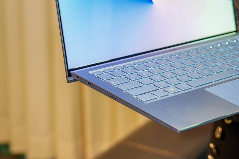 本体左側面にはUSB Type-C×2とmicroSDカードスロット