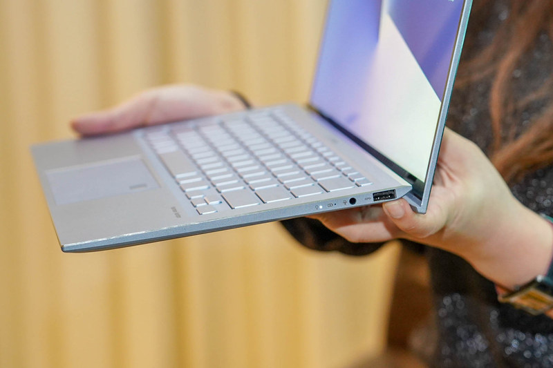 本体右側面にはオーディオ端子とUSB-A端子