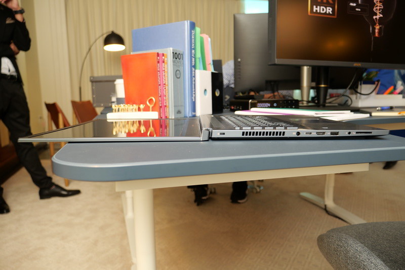 ディスプレイは180度開く