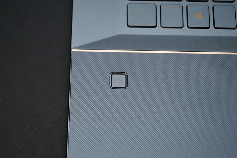 左パームレストに指紋認証センサーを搭載