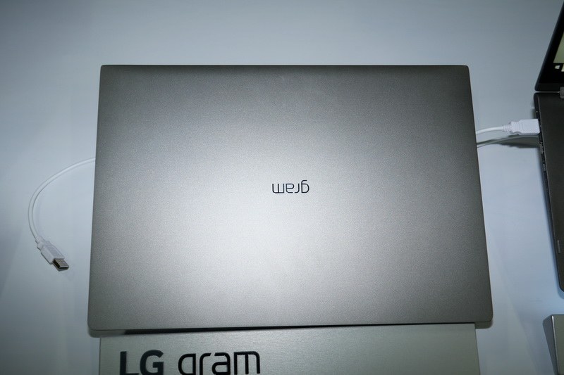 天板。フラットでシンプルなデザインは従来モデルとほぼ同じ。素材はマグネシウム合金で、優れた堅牢性も確保