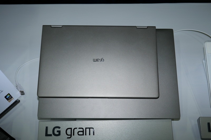 重ねているのは14型液晶搭載のgram 2-in-1 14T990-U.AAS8U1。これだけ大きくても重量は1,350gしかない