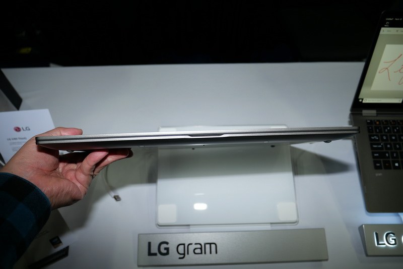 正面。高さも17.78mmと申し分ない薄さだ