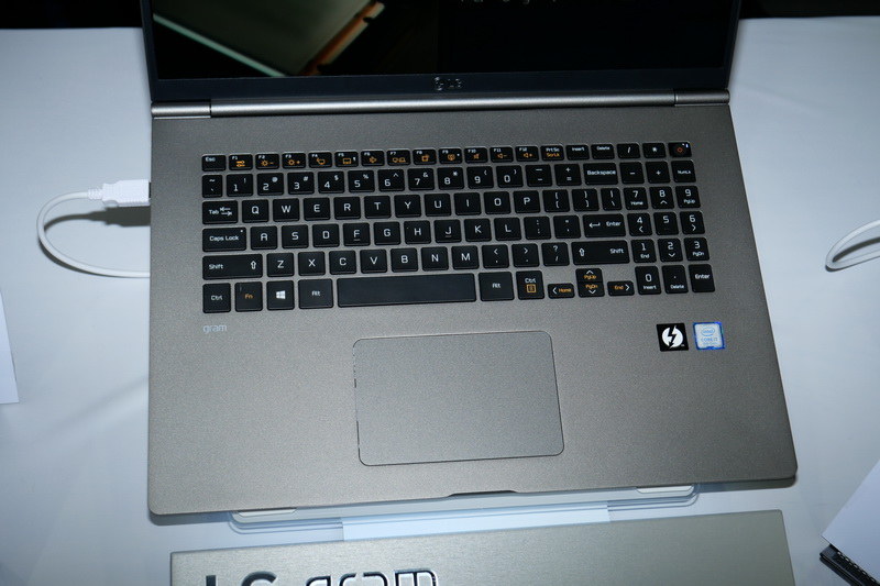 キーボードはアイソレーションタイプで、テンキーも備える。バックライトも搭載