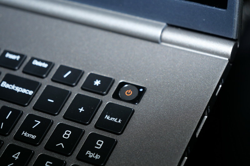 指紋認証センサーは電源ボタン一体型