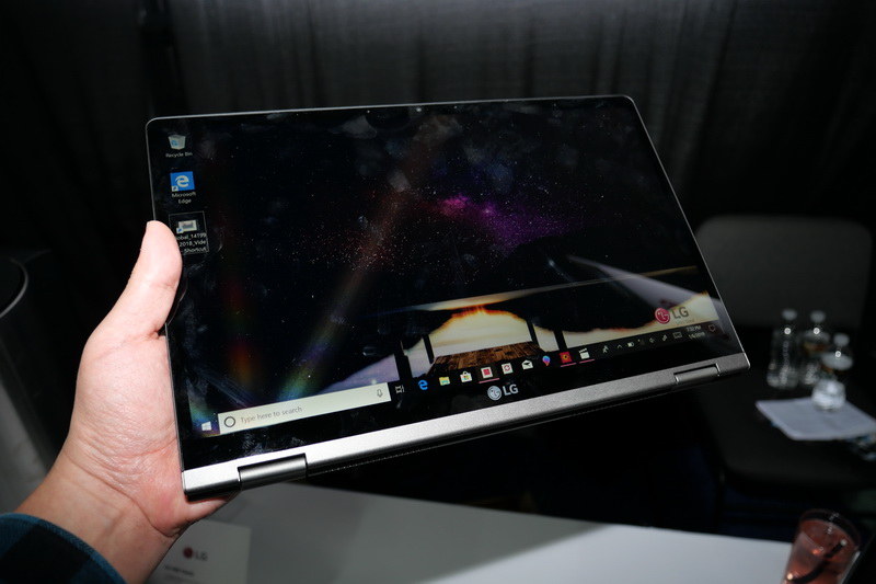 ディスプレイが360度開閉するコンバーチブル型2in1仕様で、クラムシェル、スタンド、テント、タブレット形状で利用可能