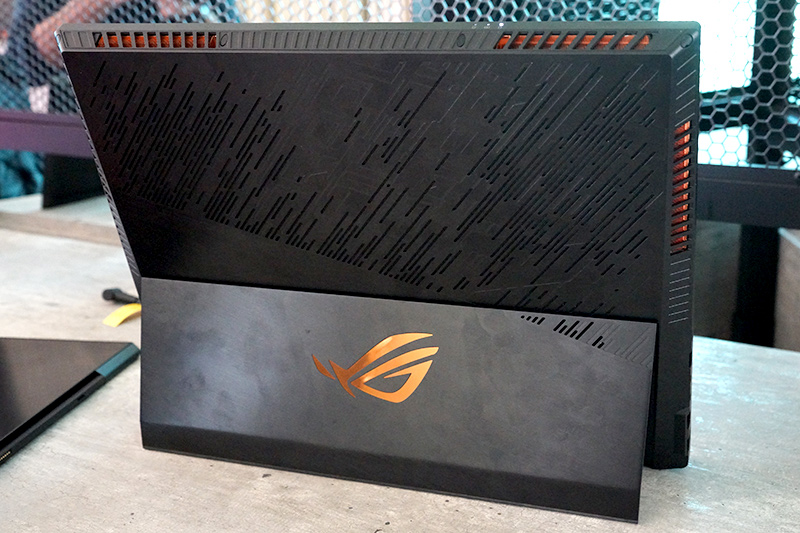 背面にキックスタンド搭載