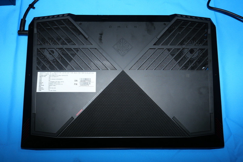 底面。デュアルファンの冷却システムを採用しており、後方左右側面付近に大きな吸気口が見える