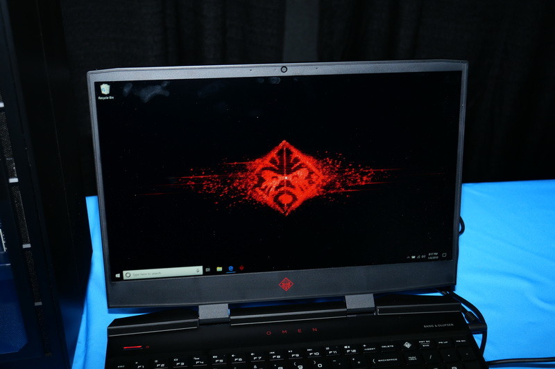 ディスプレイは、15.6型のフルHD IPS液晶を搭載。表面は非光沢となっている