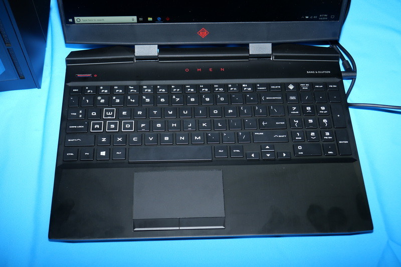 キーボード。W、A、S、Dキーが白抜きとなっていたり、4ゾーンのイルミネーション機能を備える