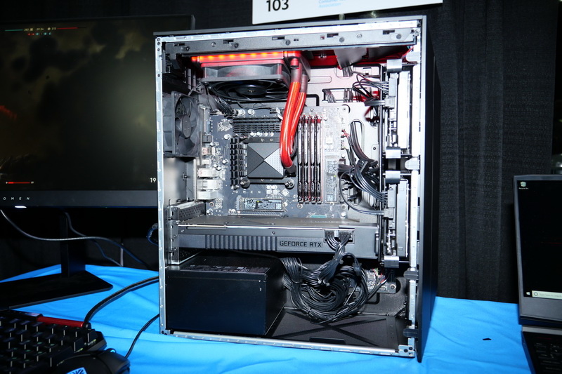 ケースはかなりコンパクトだが、全面吸気ファンや背面、上部の排気ファンなど、エアフローもしっかり考えられた構造となっている