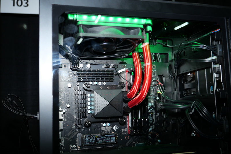 CPUクーラーは簡易水冷クーラーを採用。ファンのイルミネーションや、赤のパイプがかなり目立つ