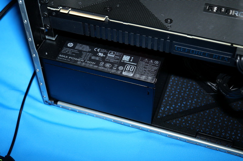 出力750Wの80PLUS Platinum仕様の電源ユニットを搭載