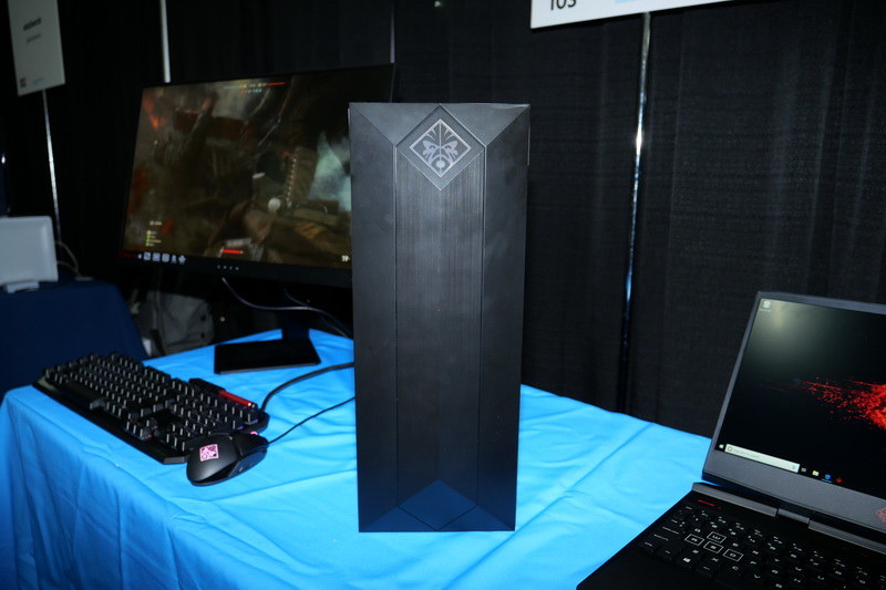 本体正面。上部にOMENロゴはイルミネーションが消えているが、こちらももちろん光る