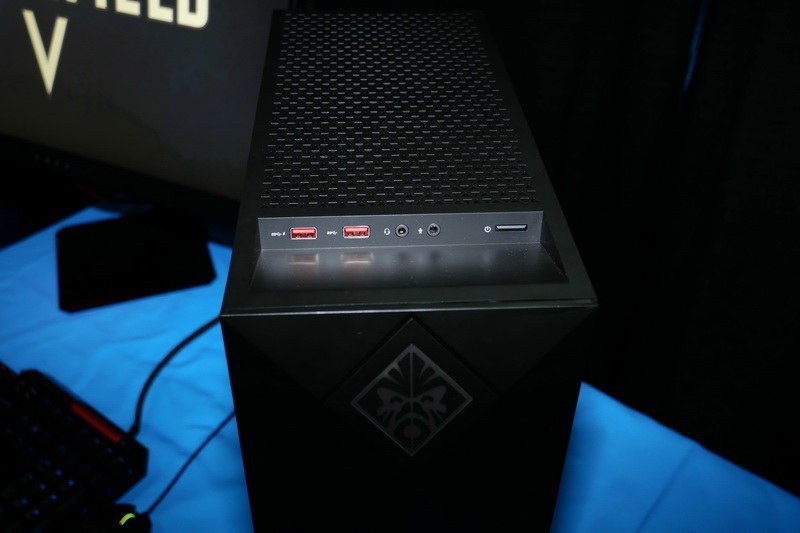 正面上部には、USB×2ポートとオーディオジャックを用意