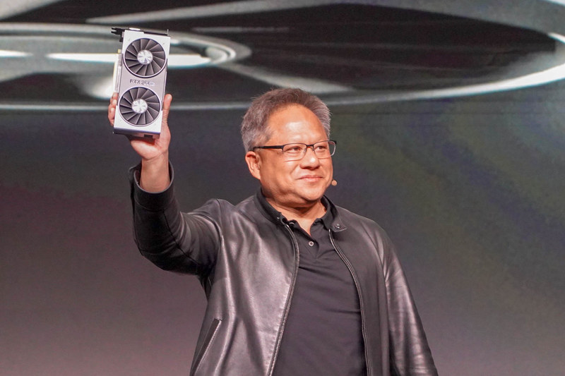 トレードマークになった革ジャンを着てGeForce RTX 2060を紹介するNVIDIA CEO ジェンスン・フアン氏