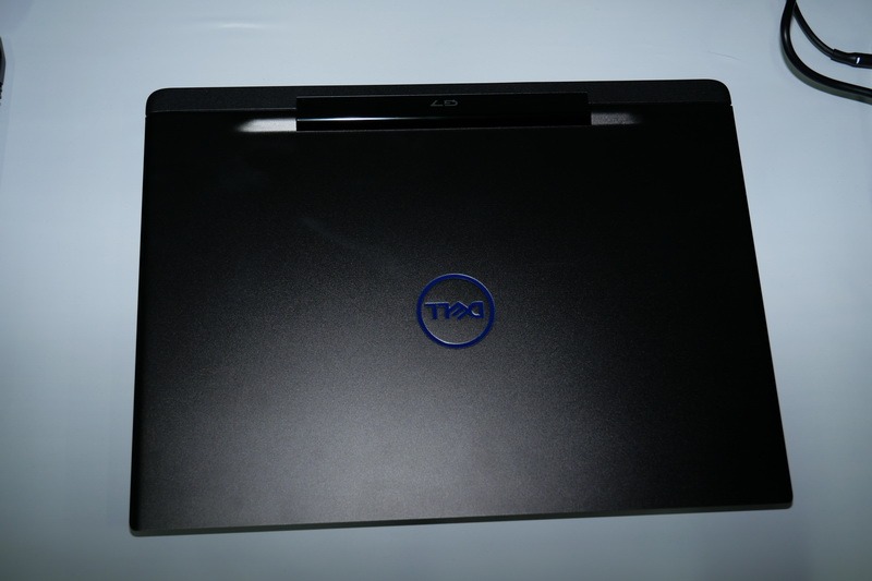 天板。従来とは異なる、フラットかつ直線的なデザインを採用