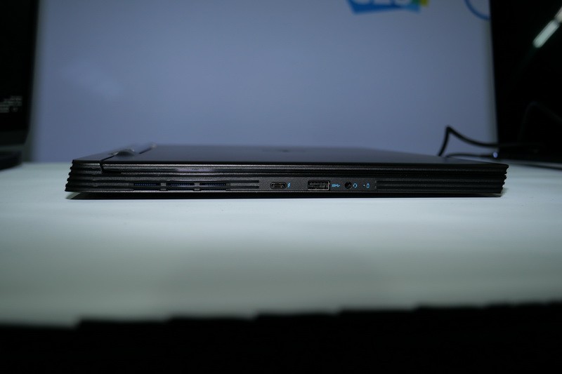 左側面。高さも薄くなって、スタイリッシュになっている