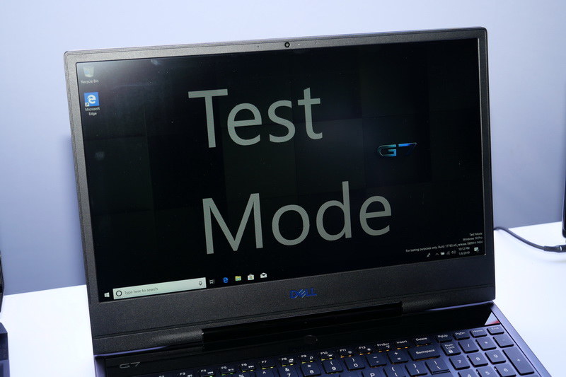 フルHD表示対応の15.6型液晶を搭載。狭額縁仕様となり、フットプリントの小型化に貢献