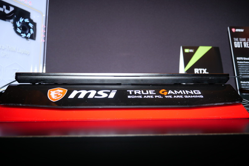 正面。20mmを切る18.95mmの薄さを実現