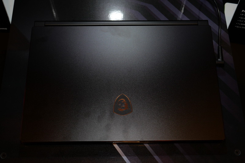 天板。ディスプレイサイズが小さいため、GS75 Stealthよりひとまわり小さい