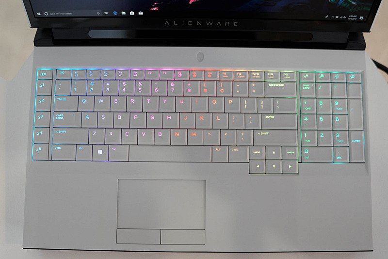 キーボードとポインティングデバイス。キーボードは全キーをRGBカスタマイズ可能