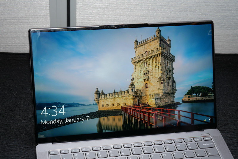 4K表示対応の14型IPS液晶を搭載。VESA DisplayPort 400、Dolby Vision対応の高品位表示に対応