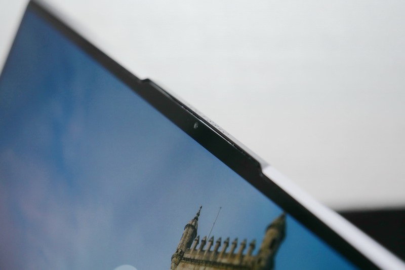 ディスプレイ上部から上に飛び出すようにカメラを搭載することで、ベゼル幅を極限までせばめている