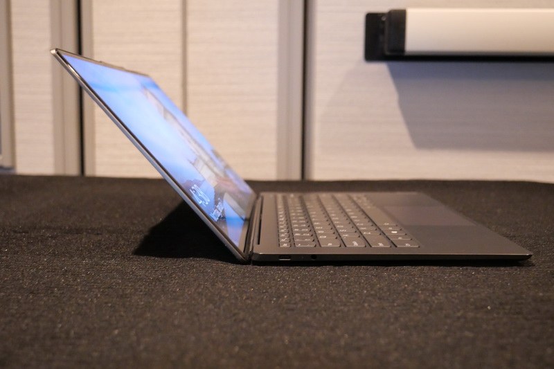 ディスプレイは135度程度まで開く