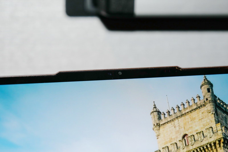 ディスプレイ上部のカメラは、Windows Hello対応の顔認証機能に対応