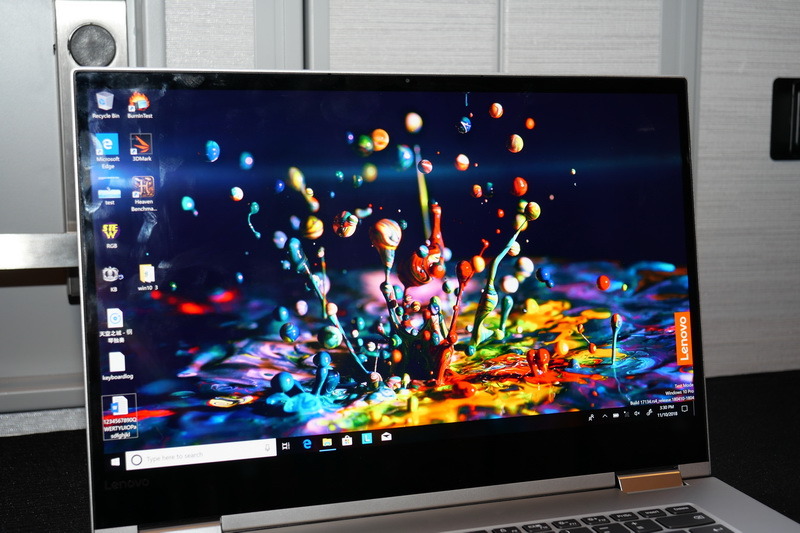 4K表示対応の15.6型有機ELパネルを採用。鮮やかな発色とメリハリのある高コントラストが特徴