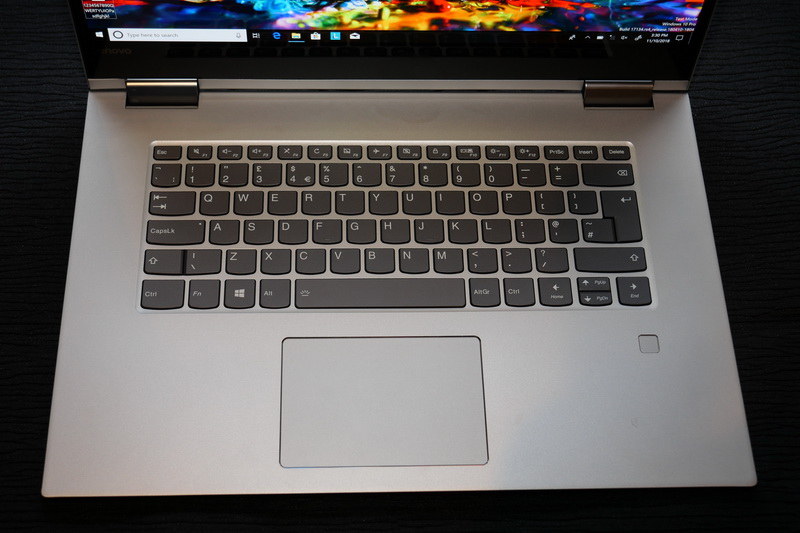 キーボードとポインティングデバイス。右パームレストには指紋認証センサーを搭載