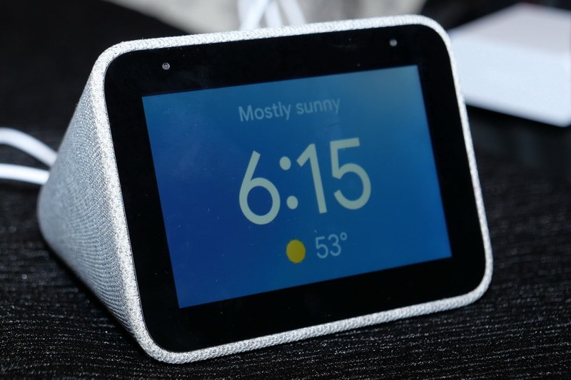 正面には、800×480ドット表示対応の4型IPS液晶を搭載