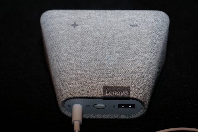 上部。前方にはボリュームボタンを配置