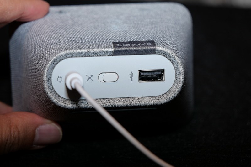 背面には、電源コネクタ、マイクオフスイッチ、USBポートを用意。USBはスマートフォンなどの充電に活用できる